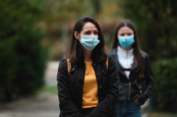 românce cu masca de protecție în timpu pandemiei de coronavirus