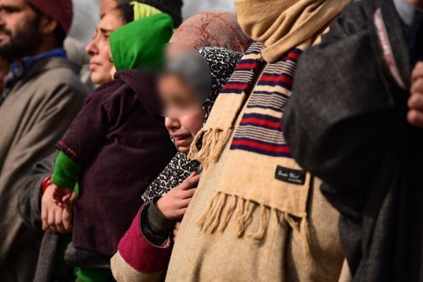 Calvarul unei fete de 15 ani, violată în grup de zeci de bărbaţi, timp de luni întregi. Şantajată de agresori, copila din India s-a temut să le spună părinţilor prin ce trece