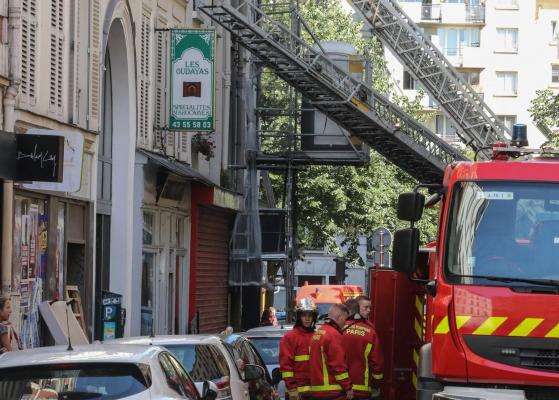 Pompierii intervin pentru stingerea unui incendiu, în Paris (scop ilustrativ)