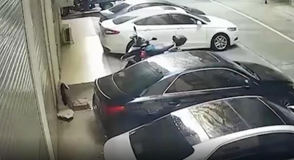 O tânără pe jumătate dezbrăcată s-a prăbușit de la balcon și a aterizat pe plafonul unei mașini, în Taipei