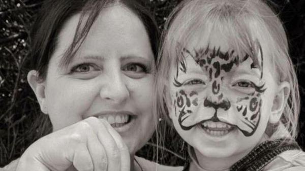 O mamă a rămas mută de uimire, după ce o femeie fără adăpost i-a dat cea mai frumoasă lecţie de viaţă fiicei sale: I-a oferit ultimii săi bănuţi din buzunar, în Anglia