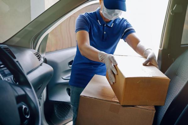 Curieri bănuiţi că au furat bunurile clienţilor şi le-au înlocuit cu produse de calitate inferioară, în Olt