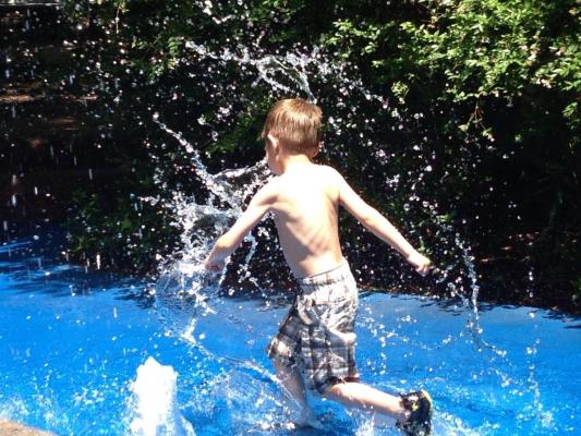 Un băiețel a murit după ce s-a infectat cu o amibă care afectează creierul, la un loc de joacă din Texas