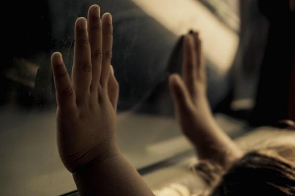 Agonia unor gemeni de nici doi ani, uitaţi aproape 10 ore în maşina încinsă de soare