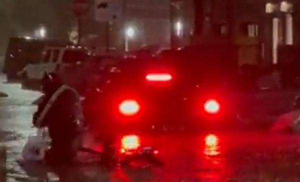 Un curier pe bicicletă a continuat să livreze mâncare în ciuda inundaţiilor devastatoare din SUA. Imaginile au devenit virale