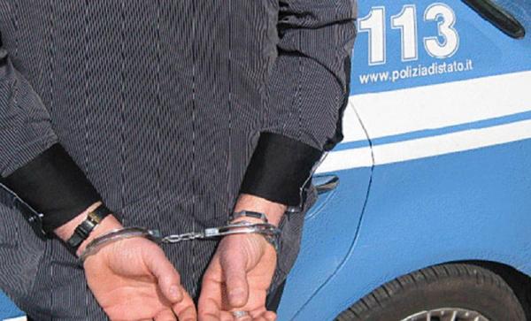 Românul a fost încătuşat de poliţiştii italieni şi dus în arest