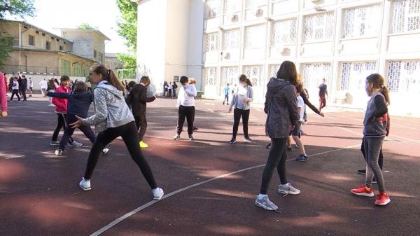 Masca de protecție, obligatorie pe o rază de 50 de metri în jurul școlilor, începând cu data de 13 septembrie