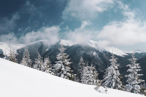 peisaj de iarnă în munții din România