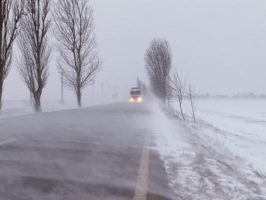 Alertă meteo de vânt puternic în toată țara. De vineri seară, ninsori și viscol la munte