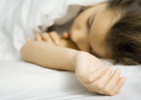 O fetiță de 2 ani din Harghita a fost găsită moartă în casă, cu urme de violenţă pe corp. Medicii de pe ambulanță au chemat poliția