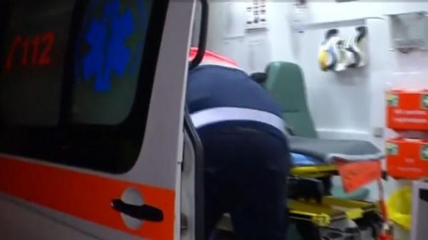 Victime în lanţ: angajat CNAIR, băgat în spital de un şofer neatent, în timp ce elibera şoseaua după un alt accident
