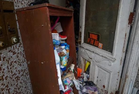 Cadavrul descompus al unui bărbat a fost găsit printre grămezile de gunoi