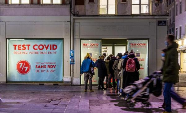 Record de cazuri COVID în Franţa: medie de 300.000 de infectări zilnice. Valul Omicron umple secţiile ATI