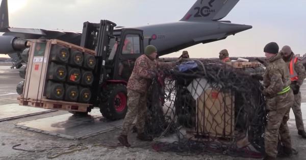 Primele imagini cu rachetele antitanc ajunse în Ucraina pentru a se apăra de o invazie rusă