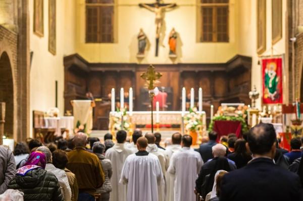 Revoltă într-o biserică din Italia. Predică anti-vaccin a preotului, credincioșii au părăsit slujba