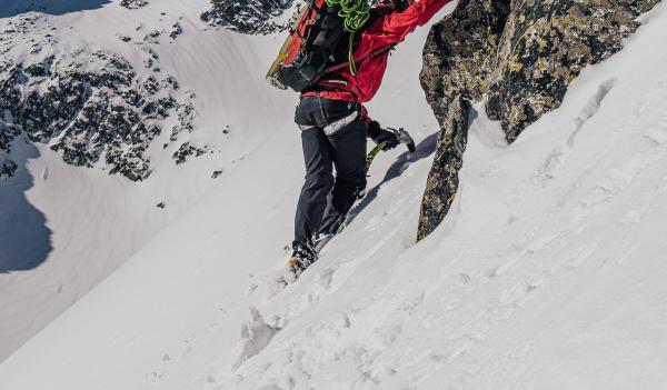 alpinist pe un versant