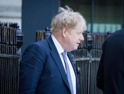 ”Pleacă, în numele Domnului!” Opoziţia cere demisia premierului Boris Johnson. Guvernul britanic, acuzat de şantaj