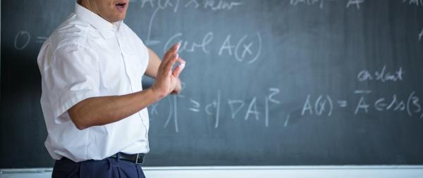 Profesor din Vâlcea, înregistrat afirmând că bărbaţii "sunt Dumnezeu pe pământul ăsta", iar femeile sunt "handicapate". Cum se apără: elevii îl susţin