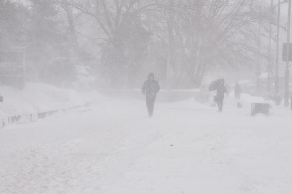 Alertă meteo de ninsori abundente și viscol în România