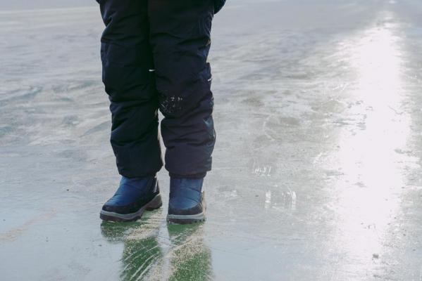 Trei copii de 14 ani au căzut într-un lac îngheţat. Doar doi au reuşit să iasă singuri la suprafaţă. Al treilea copil este resuscitat