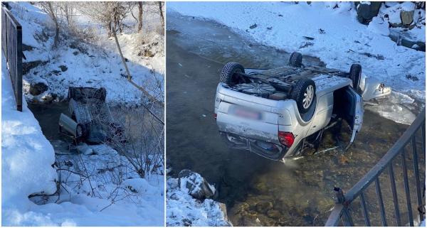 O mașină a plonjat 5 metri într-un râu înghețat din Cluj. Șoferul a pierdut controlul volanului într-o curbă