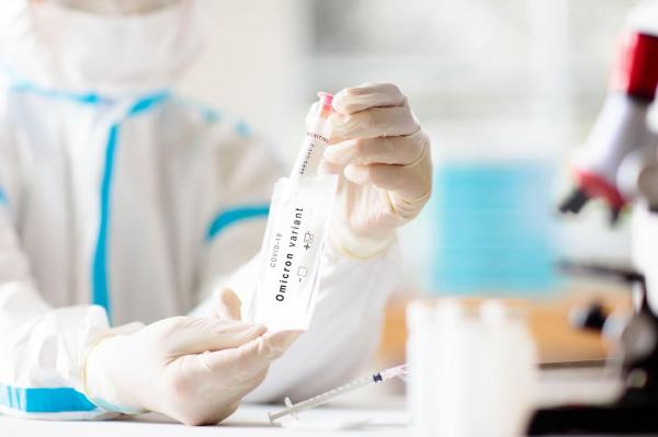 Omicron supravieţuieşte mai mult pe plastic şi pe piele decât variantele anterioare, potrivit unui studiu al cercetătorilor japonezi