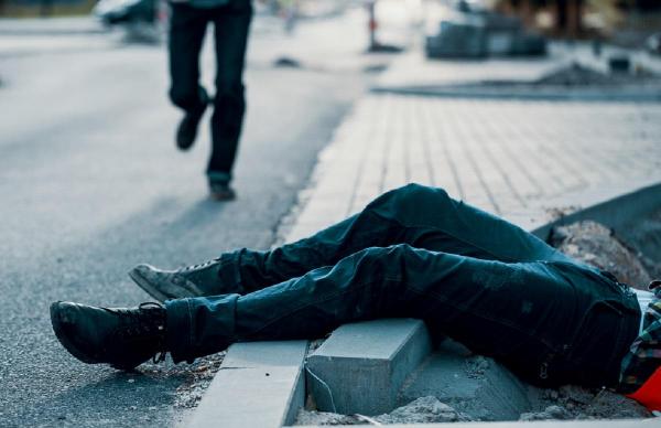 Cadavrul unui bârlădean, găsit în plină stradă de trecători