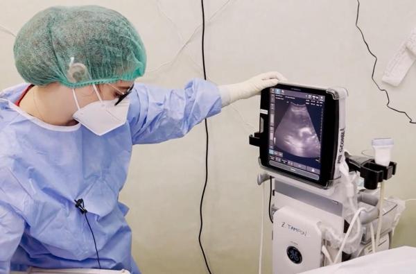 Minunea din ATI: O femeie care a stat intubată două luni cu COVID-19 a născut o fetiță sănătoasă. Copilul va purta numele medicului care a tratat-o pe mamă