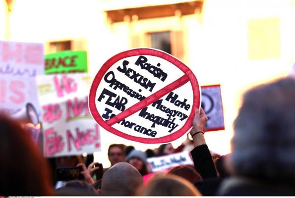 Anunț de angajare scandalos, în Italia. O companie a cerut poze în costum de baie femeilor care aplicau pentru postul de recepționeră