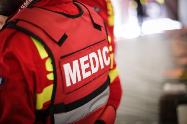 Accident teribil în Băcau. O maşină a lovit un cap de pod: două persoane au murit, alte două sunt în stare gravă