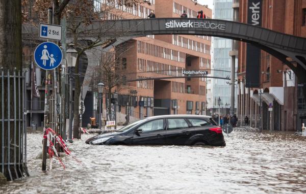 Furtuna din Germania a lăsat în urmă prăpăd. Un bărbat a murit, ucis de un panou electoral dărâmat de rafalele puternice