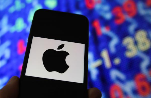 Marele câștigător al pandemiei. Apple, prima companie care ajunge la o capitalizare de piaţă de 3.000 de miliarde de dolari