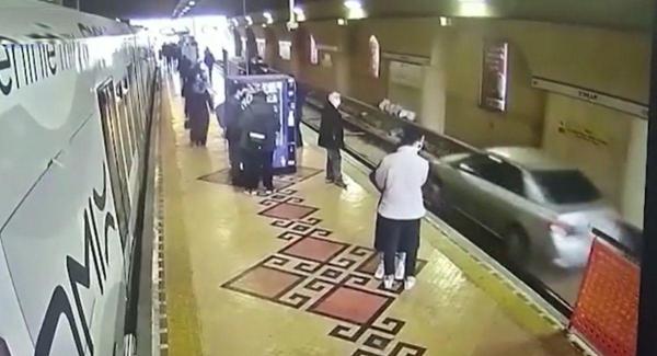 Șofer turc, cascador fără voie după ce a ajuns cu mașina pe șine. Derutați, călătorii din stație fac un pas în față să vadă mai bine