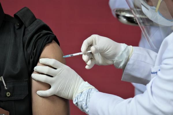 Bărbatul vindea certificatele verzi anti-vacciniştilor