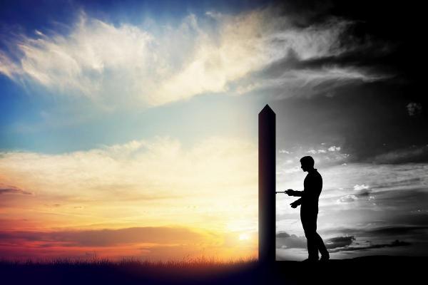 Bărbat care încearcă să deschidă ușa către o nouă lume mai bună