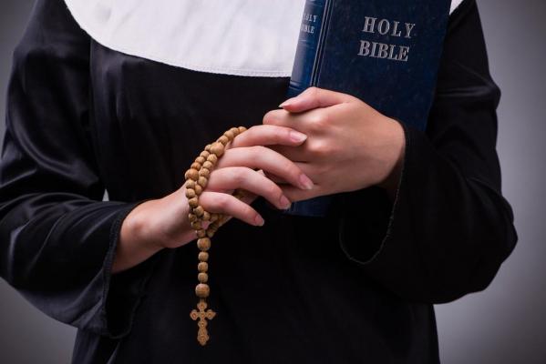 Un poliţist aflat la cumpărături cu fiul său a arestat o tânără dată în urmărire naţională. Femeia era deghizatîă în măicuţă