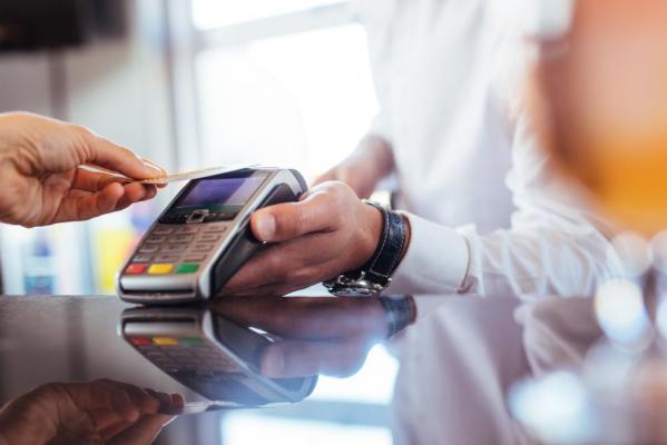 Un tânăr de 22 de ani din Arad, care a găsit un card într-un supermarket, a cheltuit în doar câteva zile o mică avere