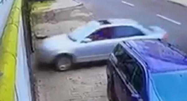 Gest criminal: Un gorjean a intrat cu maşina într-o terasă ca să se răzbune după o ceartă. Şi-a convins apoi o rudă să-i incendieze maşina rivalului