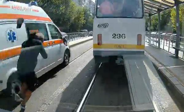 Momentul în care un bucureştean e lovit de ambulanţă, pe linia de tramvai: "Păi și ce face? Intră cu 100 km în intersecție?". Bărbatul a scăpat cu viaţă, miraculos