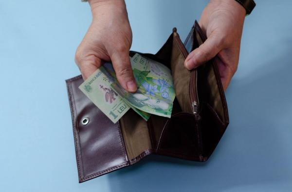 Guvernanții iau în calcul un salariu minim de 3.000 de lei și o majorare a pensiilor cu 11% - surse