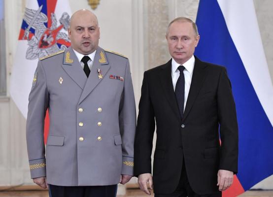 Serghei Surovikin (st.) și Vladimir Putin (dr.)