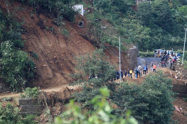 33 de persoane au murit în inundaţiile şi alunecările de teren din Nepal