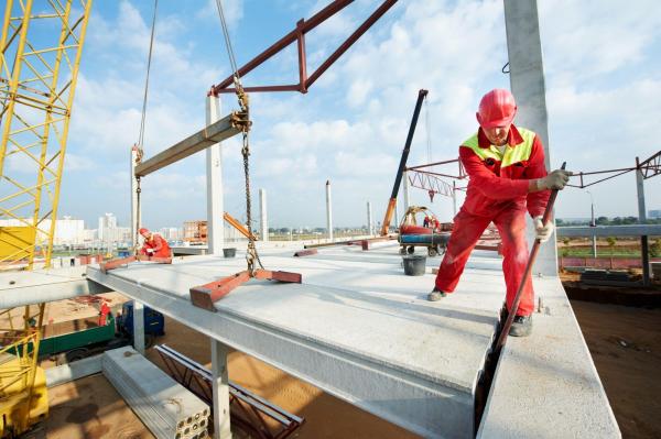 700.000 de români lucrează în construcții în Europa, în ţară au rămas 400.000. "Constructorii dau faliment acum din două situaţii"