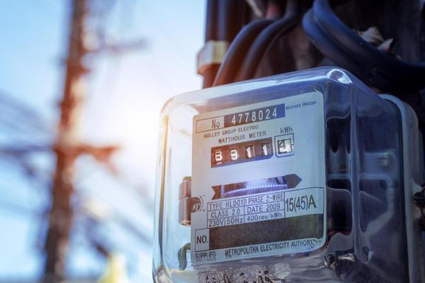 Piața de energie electrică din România s-a blocat, iar producția scade. Specialiști: OUG 119 plafonează prețurile la niveluri nerealiste