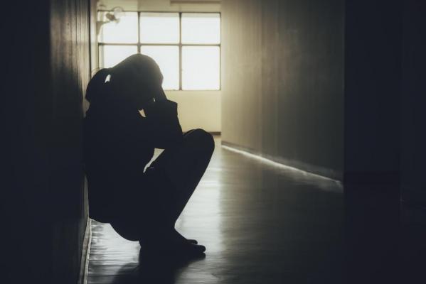 Adolescentă de 15 ani, violată de verişorul ei de 18 ani