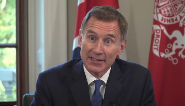 Noul ministru al Finanțelor din Marea Britanie renunță la aproape toate măsurile fiscale anunțate de predecesorul său pentru a calma piețele