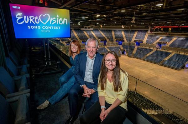 Claire McColgan, director al Culturii Liverpool, Bill Addy, director executiv la Liverpool Bid Company și Faye Dyer, director general al Grupului ACC, la Liverpool M&S Arena după ce orașul a fost anunțat gazdă a Eurovision 2023