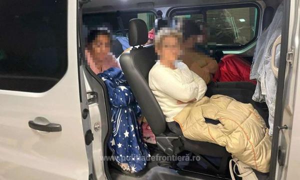 Adolescentă de 15 ani, prinsă cu bebeluşul de câteva luni ascuns într-o pătură, la ieşirea din ţară spre Ungaria