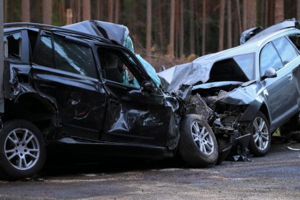 Un tânăr de 20 de ani a murit încercând să își ajute părinții implicați într-un accident rutier, în Franța. Băiatul a fost spulberat de o dubă sub ochii celor dragi
