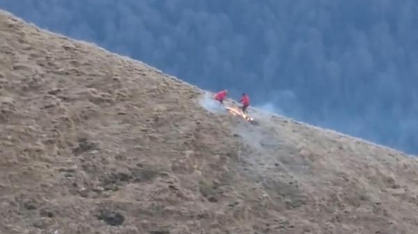 "30 de secunde dacă mai întârziau, focul s-ar fi extins". Un grup de turişti a fost un la pas să dea foc Văii Caraimanului